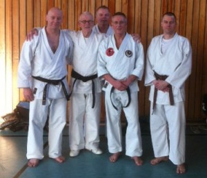 Manfred Schramm (Mitte, mit Aufnähern) leitet die Geschicke des GTV. Das Bild zeigt von links Ulriche Hillebrandt, Millenniums-Trainer Rob Zwartjes, GTV-Karateka Jürgen Schlüsing, Schramm und GTV-Karateka Mario Giwanski, Foto: privat